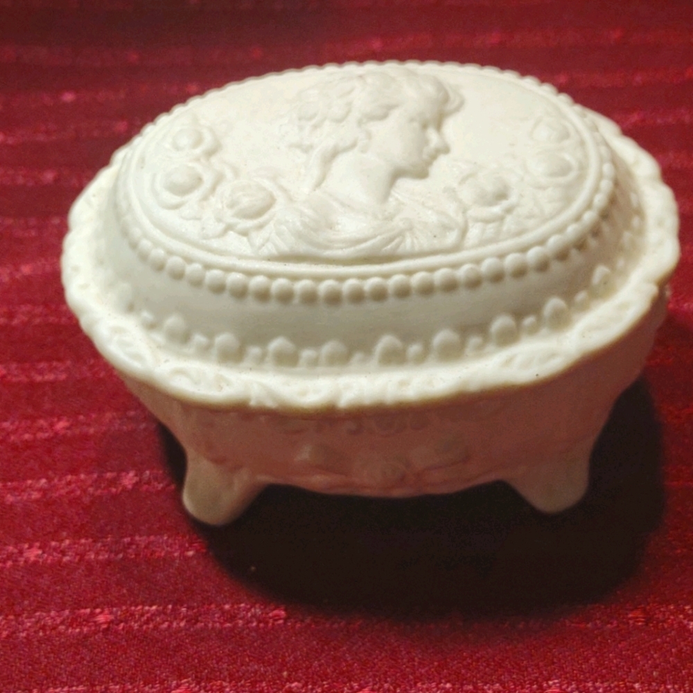 Gorgeous Ivory~Highly Decorated~Cameo Trinket Box